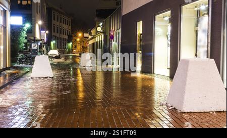 GIESSEN Germania DICEMBRE 2017: Dissuasori in cemento nella zona pedonale del centro città intorno al periodo natalizio Foto Stock
