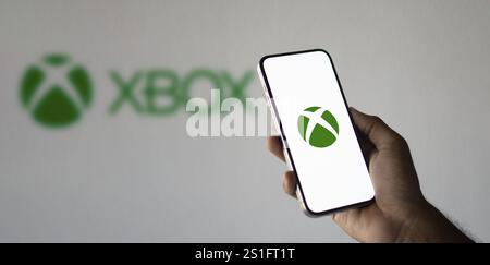 Logo Xbox visualizzato sullo smartphone. Foto Stock
