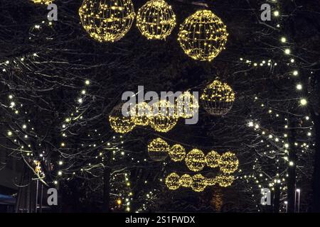 GIESSEN Germania DICEMBRE 2017: Luci natalizie tradizionali in una zona pedonale Foto Stock