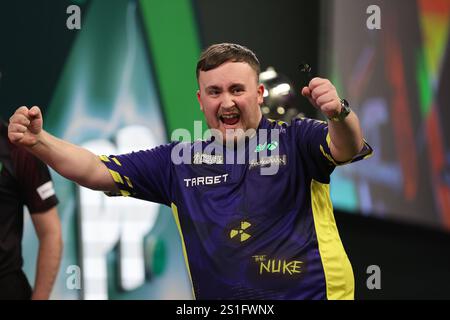 Alexandra Palace, Londra, Regno Unito. 3 gennaio 2025. 2024/25 PDC Paddy Power World Darts Championships Final Day 16; Luke Littler festeggia subito dopo aver sconfitto Michael Van Gerwen 7-3 per essere incoronato campione mondiale PDC 2024 Credit: Action Plus Sports/Alamy Live News Foto Stock