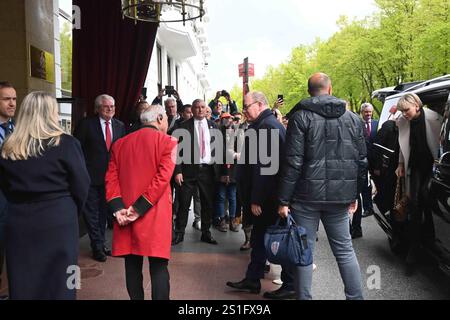 Ankunft Fürst Albert von Monaco und Fürstin Charlenne kamen gegen 13 Uhr am Hotel Vier Jahreszeiten ad Amburgo AN. Hamburg, der 25,042024 Fürst Albert II von Monaco, mit Fürstin Charlene und den Zwillingen Prinz Jasques und Prinzessin Gabriella. Die Fürstenfamilie von Monaco verlässt am Nachmittag das Hotel Vier Jahreszeiten ad Amburgo. Auf dem Weg zum Miniatur Wunderland ad Amburgo. Amburgo, 25.04.2024 *** arrivo il Principe Alberto di Monaco e la Principessa Charlenne arrivarono all'Hotel Vier Jahreszeiten ad Amburgo intorno alle 13.00. Amburgo, 25 042024 il Principe Alberto II di Monaco, con la Principessa Charl Foto Stock