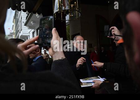 Ankunft Fürst Albert von Monaco und Fürstin Charlenne kamen gegen 13 Uhr am Hotel Vier Jahreszeiten ad Amburgo AN. Hamburg, der 25,042024 Fürst Albert II von Monaco, mit Fürstin Charlene und den Zwillingen Prinz Jasques und Prinzessin Gabriella. Die Fürstenfamilie von Monaco verlässt am Nachmittag das Hotel Vier Jahreszeiten ad Amburgo. Auf dem Weg zum Miniatur Wunderland ad Amburgo. Amburgo, 25.04.2024 *** arrivo il Principe Alberto di Monaco e la Principessa Charlenne arrivarono all'Hotel Vier Jahreszeiten ad Amburgo intorno alle 13.00. Amburgo, 25 042024 il Principe Alberto II di Monaco, con la Principessa Charl Foto Stock