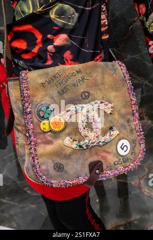 "What Goes Around Comes Around" è un negozio con articoli vintage a SoHo, 2025, New York City, USA Foto Stock