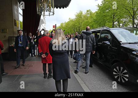 Ankunft Fürst Albert von Monaco und Fürstin Charlenne kamen gegen 13 Uhr am Hotel Vier Jahreszeiten ad Amburgo AN. Hamburg, der 25,042024 Fürst Albert II von Monaco, mit Fürstin Charlene und den Zwillingen Prinz Jasques und Prinzessin Gabriella. Die Fürstenfamilie von Monaco verlässt am Nachmittag das Hotel Vier Jahreszeiten ad Amburgo. Auf dem Weg zum Miniatur Wunderland ad Amburgo. Amburgo, 25.04.2024 *** arrivo il Principe Alberto di Monaco e la Principessa Charlenne arrivarono all'Hotel Vier Jahreszeiten ad Amburgo intorno alle 13.00. Amburgo, 25 042024 il Principe Alberto II di Monaco, con la Principessa Charl Foto Stock