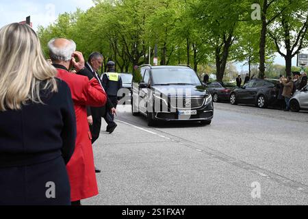Ankunft Fürst Albert von Monaco und Fürstin Charlenne kamen gegen 13 Uhr am Hotel Vier Jahreszeiten ad Amburgo AN. Hamburg, der 25,042024 Fürst Albert II von Monaco, mit Fürstin Charlene und den Zwillingen Prinz Jasques und Prinzessin Gabriella. Die Fürstenfamilie von Monaco verlässt am Nachmittag das Hotel Vier Jahreszeiten ad Amburgo. Auf dem Weg zum Miniatur Wunderland ad Amburgo. Amburgo, 25.04.2024 *** arrivo il Principe Alberto di Monaco e la Principessa Charlenne arrivarono all'Hotel Vier Jahreszeiten ad Amburgo intorno alle 13.00. Amburgo, 25 042024 il Principe Alberto II di Monaco, con la Principessa Charl Foto Stock