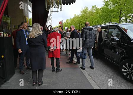 Ankunft Fürst Albert von Monaco und Fürstin Charlenne kamen gegen 13 Uhr am Hotel Vier Jahreszeiten ad Amburgo AN. Hamburg, der 25,042024 Fürst Albert II von Monaco, mit Fürstin Charlene und den Zwillingen Prinz Jasques und Prinzessin Gabriella. Die Fürstenfamilie von Monaco verlässt am Nachmittag das Hotel Vier Jahreszeiten ad Amburgo. Auf dem Weg zum Miniatur Wunderland ad Amburgo. Amburgo, 25.04.2024 *** arrivo il Principe Alberto di Monaco e la Principessa Charlenne arrivarono all'Hotel Vier Jahreszeiten ad Amburgo intorno alle 13.00. Amburgo, 25 042024 il Principe Alberto II di Monaco, con la Principessa Charl Foto Stock