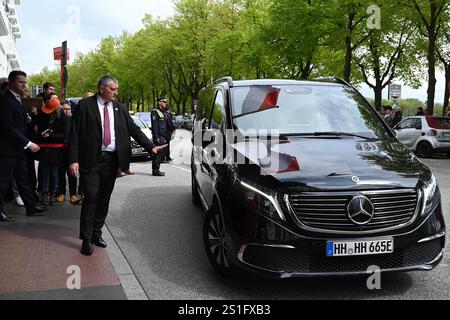 Ankunft Fürst Albert von Monaco und Fürstin Charlenne kamen gegen 13 Uhr am Hotel Vier Jahreszeiten ad Amburgo AN. Hamburg, der 25,042024 Fürst Albert II von Monaco, mit Fürstin Charlene und den Zwillingen Prinz Jasques und Prinzessin Gabriella. Die Fürstenfamilie von Monaco verlässt am Nachmittag das Hotel Vier Jahreszeiten ad Amburgo. Auf dem Weg zum Miniatur Wunderland ad Amburgo. Amburgo, 25.04.2024 *** arrivo il Principe Alberto di Monaco e la Principessa Charlenne arrivarono all'Hotel Vier Jahreszeiten ad Amburgo intorno alle 13.00. Amburgo, 25 042024 il Principe Alberto II di Monaco, con la Principessa Charl Foto Stock