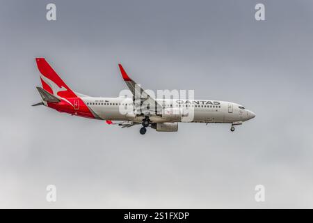 VH-VZF - Boeing 737-838 - Qantas Aircraft sopra Sydney, NSW, Australia. Adottato il 2 giugno 2024. Foto Stock