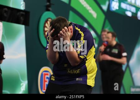 Alexandra Palace, Londra, Regno Unito. 3 gennaio 2025. 2024/25 PDC Paddy Power World Darts Championships Final Day 16; Luke Littler festeggia subito dopo aver sconfitto Michael Van Gerwen 7-3 per essere incoronato campione mondiale PDC 2024 Credit: Action Plus Sports/Alamy Live News Foto Stock