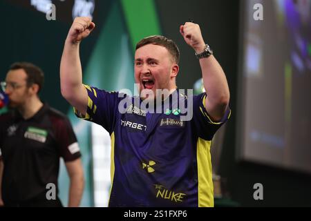 Alexandra Palace, Londra, Regno Unito. 3 gennaio 2025. 2024/25 PDC Paddy Power World Darts Championships Final Day 16; Luke Littler festeggia subito dopo aver sconfitto Michael Van Gerwen 7-3 per essere incoronato campione mondiale PDC 2024 Credit: Action Plus Sports/Alamy Live News Foto Stock