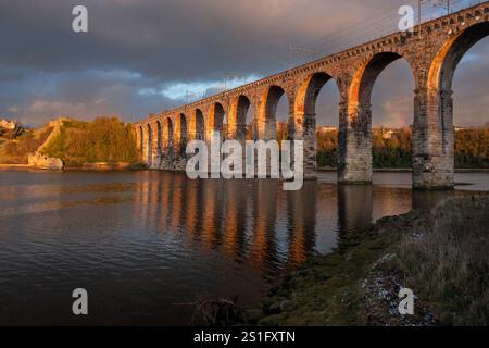 Il Royal Border Bridge che porta il principale collegamento ferroviario della costa orientale attraverso il fiume Tweed Foto Stock