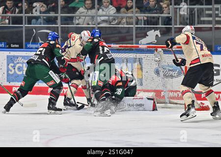 Augusta, Germania. 3 gennaio 2025. Viel Verkehr vor Strauss MANN (Augsburger Panther #38)/DEL: Augsburger Panther - Nuernberg Ice Tigers, Curt Frenzel Stadion AM 03.01.2025 crediti: dpa/Alamy Live News Foto Stock