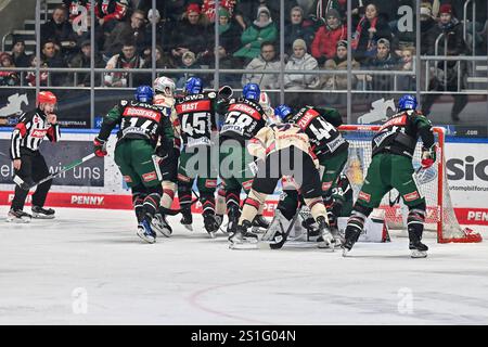 Augusta, Germania. 3 gennaio 2025. Viel Verkehr vor Strauss MANN (Augsburger Panther #38)/DEL: Augsburger Panther - Nuernberg Ice Tigers, Curt Frenzel Stadion AM 03.01.2025 crediti: dpa/Alamy Live News Foto Stock