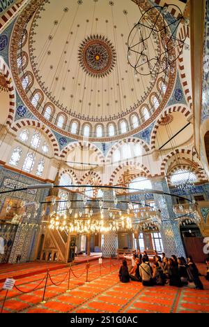 Moschea Rustem Pasha interni piastrelle Iznik Istanbul // ISTANBUL, Turchia — la sala di preghiera principale della Moschea Rustem Pasha (nota anche come Rüstem Paşa Camii) mostra la cupola centrale e l'area mihrab con un'ampia decorazione ceramica di Iznik. Costruita nel 1563 dal maestro architetto Mimar Sinan, la moschea presenta circa 2.300 piastrelle individuali disposte in oltre 80 modelli distinti, che rappresentano l'uso più esteso della decorazione in ceramica nell'architettura religiosa ottomana. La cupola centrale si innalza di circa 16 metri (52 piedi) di diametro al di sopra di uno spazio interno ottagonale, supportato da otto masse Foto Stock