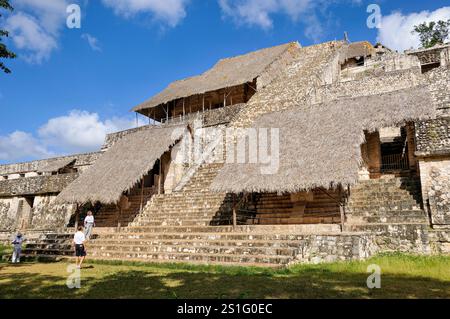 Ekʼ Balam Acropolis Pyramid Yucatan Messico // EKʼ BALAM, Messico — El Trono (il Trono), noto anche come Acropoli, è la più grande struttura dell'antico sito archeologico Maya di Ekʼ Balam. La piramide calcarea a sei livelli sorge a 96 piedi (29 metri) sopra la giungla circostante nel nord dello Yucatan. Questo edificio monumentale servì sia come tempio che come palazzo reale durante l'altezza del sito nel tardo periodo Classico (600-900 d.C.). L'Acropoli ospita la tomba di re Ukit Kan le'k Tok' all'interno di una struttura chiamata Sak Xok Naah (Casa Bianca della lettura) al quarto livello. Ekʼ Balam era il capit Foto Stock
