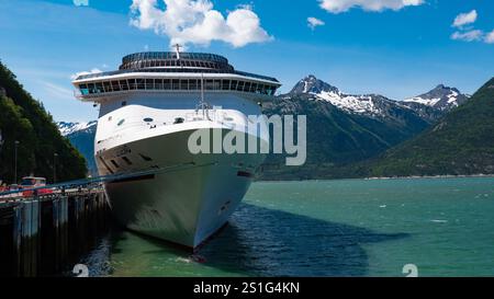 Skagway, Alaska, USA - 7 luglio 2019: Porto dell'Alaska con nave da crociera. Tour di vacanza di viaggio. Destinazione del viaggio. Copia spazio. La leggenda del Carnevale di Foto Stock