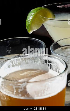 Capitola, California USA - 2 gennaio 2024 Una birra e un margarita iniziano il nuovo anno a Capitola Beach, vicino a Santa Cruz, California Foto Stock