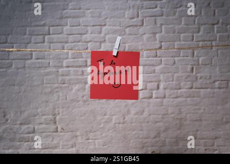 Nota rossa con messaggio di ringraziamento appeso su una stringa con un clothespin Foto Stock