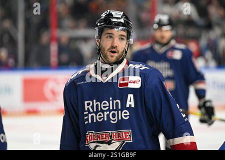 Eishockey DEL - 24/25 - 19. Spieltag: Kölner Haie vs EHC Red Bull München AM 03.01.2025in der LANXESS arena a Köln Kölns Joshua Currie (Nr.18) foto: Osnapix Foto Stock