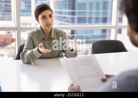 Bella e seria, giovane donna d'affari che parla con un collega d'affari Foto Stock