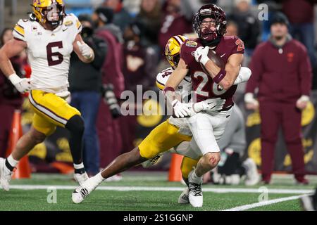 Charlotte, North Carolina, Stati Uniti. 3 gennaio 2025. Il wide receiver dei Virginia Tech Hokies AYDEN GREENE (26) viene placcato durante il primo quarto della gara NCAA 23rd Annual Duke's Mayo Bowl tra i Minnesota Golden Gophers e i Virginia Tech Hokies al Bank of America Stadium di Charlotte, NC il 3 gennaio 2025. (Immagine di credito: © Cory Knowlton/ZUMA Press Wire) SOLO PER USO EDITORIALE! Non per USO commerciale! Crediti: ZUMA Press, Inc./Alamy Live News Foto Stock