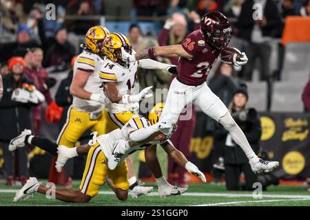 Charlotte, North Carolina, Stati Uniti. 3 gennaio 2025. Il wide receiver dei Virginia Tech Hokies AYDEN GREENE (26) rompe un tackle durante il primo quarto della partita NCAA 23rd Annual Duke's Mayo Bowl tra i Minnesota Golden Gophers e i Virginia Tech Hokies al Bank of America Stadium di Charlotte, North Carolina, il 3 gennaio 2025. (Immagine di credito: © Cory Knowlton/ZUMA Press Wire) SOLO PER USO EDITORIALE! Non per USO commerciale! Crediti: ZUMA Press, Inc./Alamy Live News Foto Stock