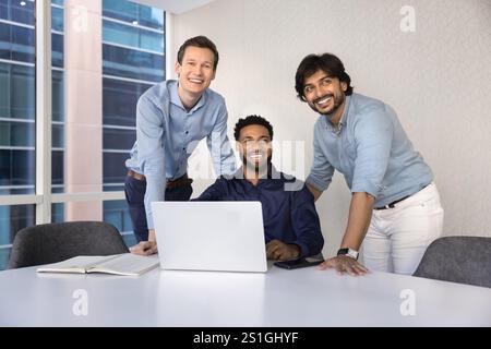 Ritratto informale di colleghi di lavoro felici che si incontrano al laptop Foto Stock
