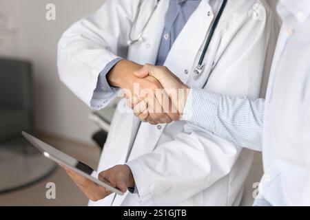 Primo piano del medico di medicina generale e dell'handshake dei pazienti Foto Stock