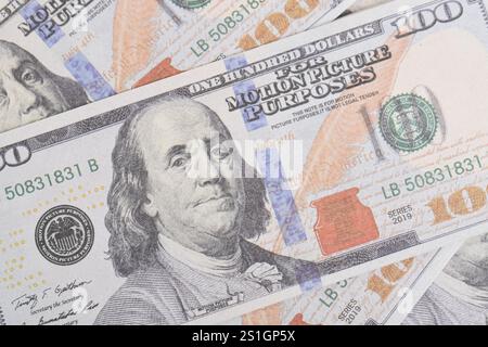 Sfondo di banconote in dollari USA. Vista dall'alto. Soldi vintage americani in contanti, banconote da cento dollari. Consistenza dollari USA Foto Stock