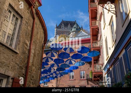 Ombrello Alley. Quebec City Old Town Street vista in autunno giorno di sole. Canada. Foto Stock