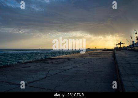 Paseo Marítimo de Castillo del Romeral en Gran Canaria al anochecer. Foto Stock
