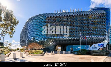 Adelaide, Australia del Sud - 14 luglio 2024: Ingresso frontale della South Australian Cancer Research (SAHMRI) vista dalla North Terrace in un giorno luminoso Foto Stock