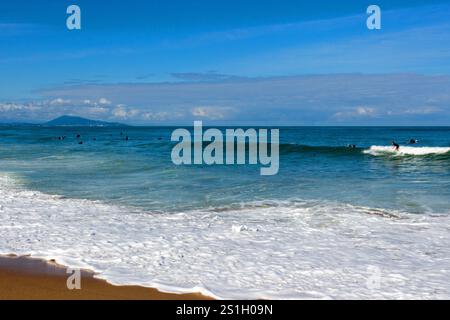 Sessione di surf a Bidart, costa basca. Pyrenees-Atlantiques, Francia Foto Stock