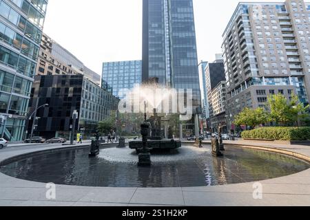 Montreal, Quebec, Canada - 20 agosto 2021: Scultura storica della fontana la Joute in Place Jean-Paul Riopelle. Foto Stock
