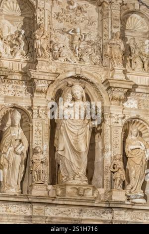 Altare medievale dell'Abbazia reale di Santa Maria de Poblet in Catalogna, Spagna Foto Stock