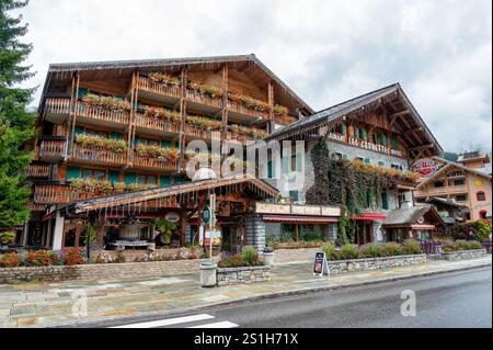 La Chapelle-d'Abondance, Francia - 23 settembre 2024: Di fronte all'hotel Les Cornettes nelle Alpi francesi. Foto Stock