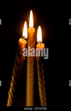 Candela luminosa al buio. Simbolo commemorativo e Memorial Day. Primo piano con candela luminosa Foto Stock