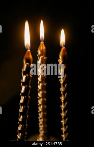 Candela luminosa al buio. Simbolo commemorativo e Memorial Day. Primo piano con candela luminosa Foto Stock