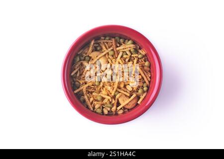 Direttamente sopra lo shot di cibo indiano kashmiri mescolato in ciotola su sfondo bianco. Foto Stock
