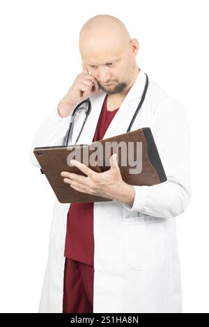 Un medico di mezza età con pelle leggera, testa calva e barba corta indossa un camice bianco e uno stetoscopio intorno al collo. Foto Stock