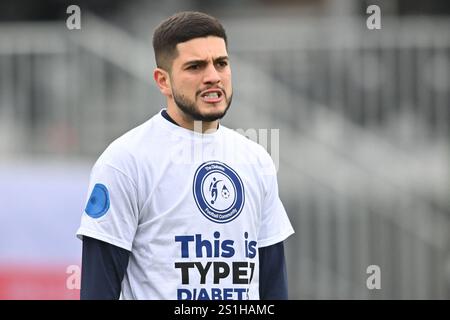 Ruel Sotiriou (10 Bristol Rovers) si scalda durante la partita Sky Bet League 1 tra Cambridge United e Bristol Rovers al Cledara Abbey Stadium di Cambridge, sabato 4 gennaio 2025. (Foto: Kevin Hodgson | mi News) crediti: MI News & Sport /Alamy Live News Foto Stock