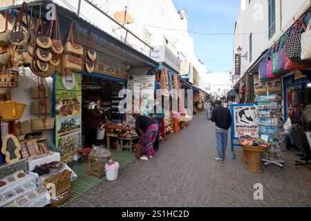 negozi nelle strette stradine della città vecchia della medina, sito patrimonio dell'umanità dell'unesco, essaouira, marocco Foto Stock