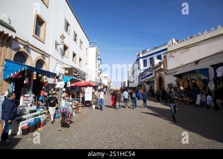avenue de l'istiqual negozi nelle strade della città vecchia della medina, sito patrimonio dell'umanità dell'unesco, essaouira, marocco Foto Stock
