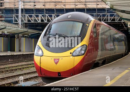 Pendolino 390117 in Virin livrea treni al binario 4 della stazione ferroviaria di Carlisle. Giovedì 19 aprile 2017. Foto Stock