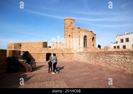 bastione nelle mura della vecchia fortezza e nella città vecchia della medina, patrimonio dell'umanità dell'unesco, essaouira, marocco Foto Stock