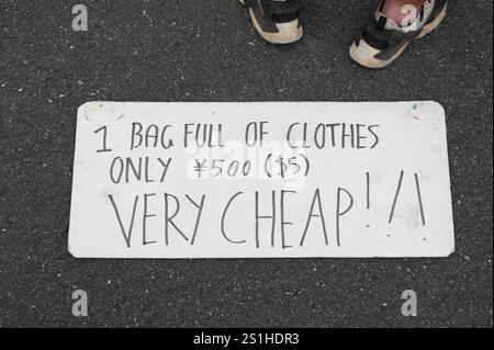 Acquista vestiti economici al mercato delle pulci della città di Tokyo all'Ippodromo Oi di Tokyo in Giappone Foto Stock