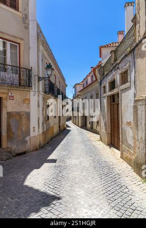 Via a zigzag vuota e abbandonata ad Abrantes in Portogallo Foto Stock