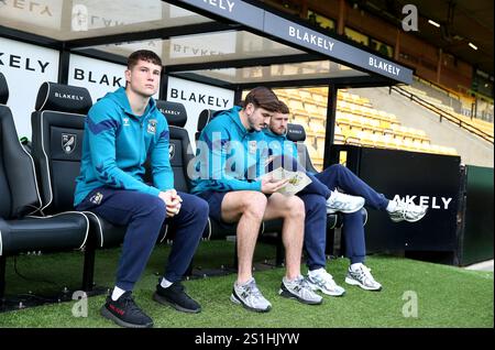 I giocatori del Coventry City si siedono nel campo scavato prima della partita del titolo Sky Bet a Carrow Road, Norwich. Data foto: Sabato 4 gennaio 2025. Foto Stock
