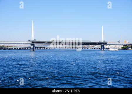 Ponte della metropolitana del Corno d'Oro sul mare a İstanbul, Turchia Foto Stock