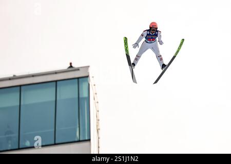 Innsbruck, Austria. 4 gennaio 2025. Sci nordico/salto con gli sci: Coppa del mondo, Torneo Four Hills: Grande collina, uomini, 1° round. Jan Hörl austriaco in azione. Crediti: Daniel Karmann/dpa/Alamy Live News Foto Stock